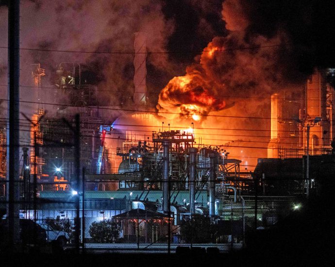fire-at-los-angeles-area-chevron-oil-refinery-is-contained