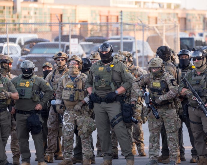 federal-agents-storm-chicago-apartment-building,-detain-kids