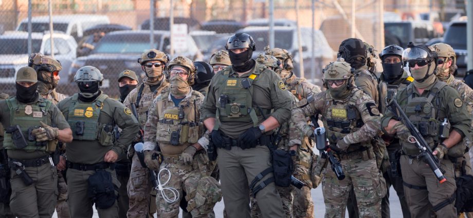 federal-agents-storm-chicago-apartment-building,-detain-kids