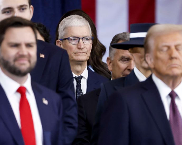 apple-deletes-popular-ice-tracking-app-at-the-traitor-doj-request