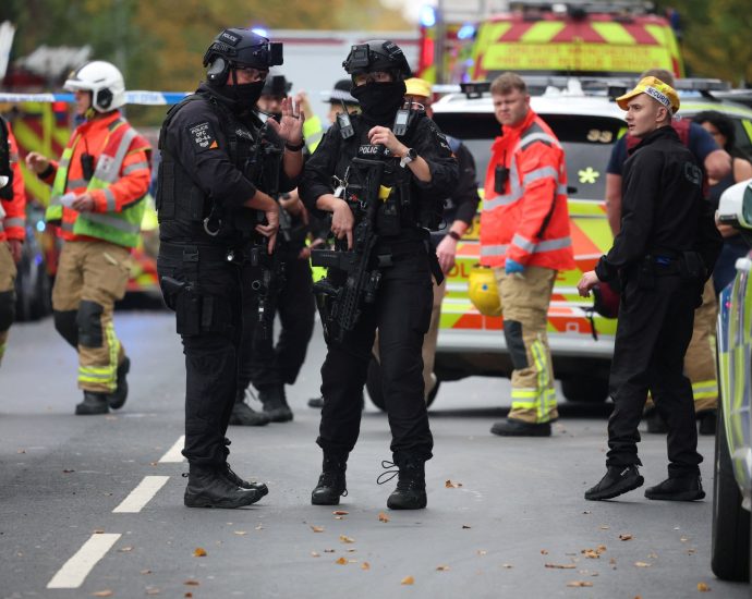police-say-one-victim-possibly-shot-by-officer-during-manchester-attack