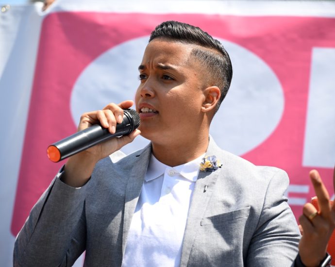 immigration-agents-handcuff-democratic-lawmaker-at-hospital-er.