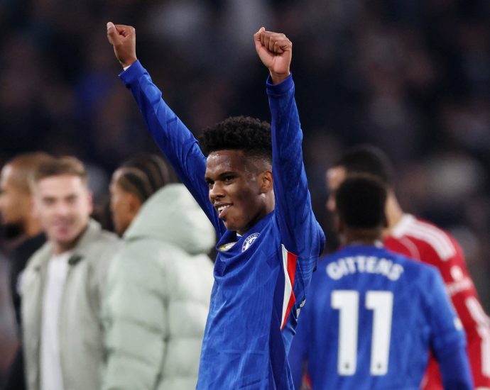 chelsea-beat-liverpool-with-late-estevao-goal-as-arsenal-top-premier-league