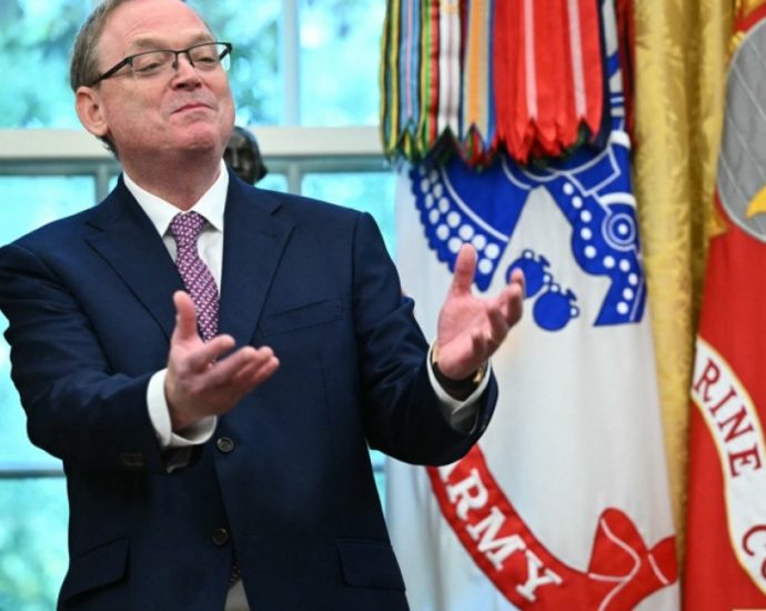 white-house-threatens-mass-layoffs-amid-deepening-us-government-shutdown