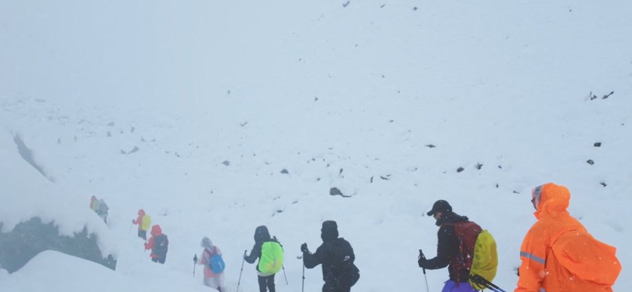 more-than-350-trekkers-escape-blizzard-hit-everest,-hundreds-still-stranded