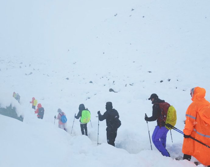 over-200-hikers-still-stranded-as-blizzard-hits-mount-everest