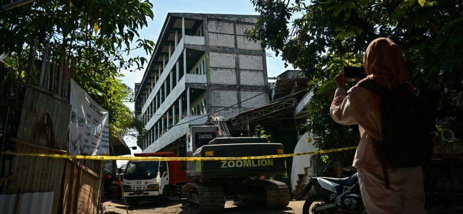 indonesia-ends-search-for-victims-of-school-collapse-with-at-least-61-dead