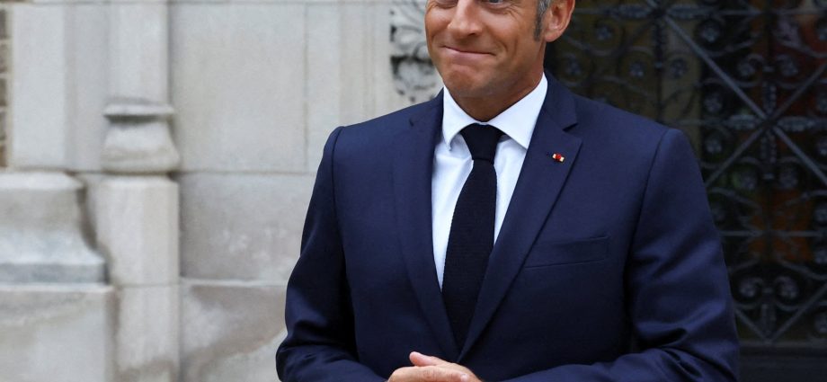 outgoing-french-pm-launches-last-gasp-bid-to-quell-political-crisis