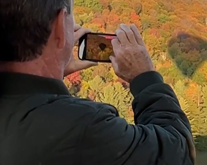 leaf-peepers-take-flight-over-vermont’s-fall-foliage