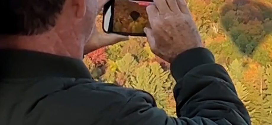 leaf-peepers-take-flight-over-vermont’s-fall-foliage