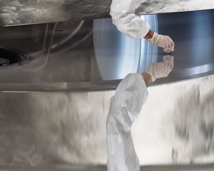 Polishing a telescope mirror to perfection | Space photo of the day for Oct. 6, 2025