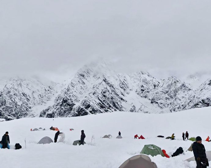 hundreds-of-everest-hikers-reach-safety-after-snowstorm-in-tibetan-valley