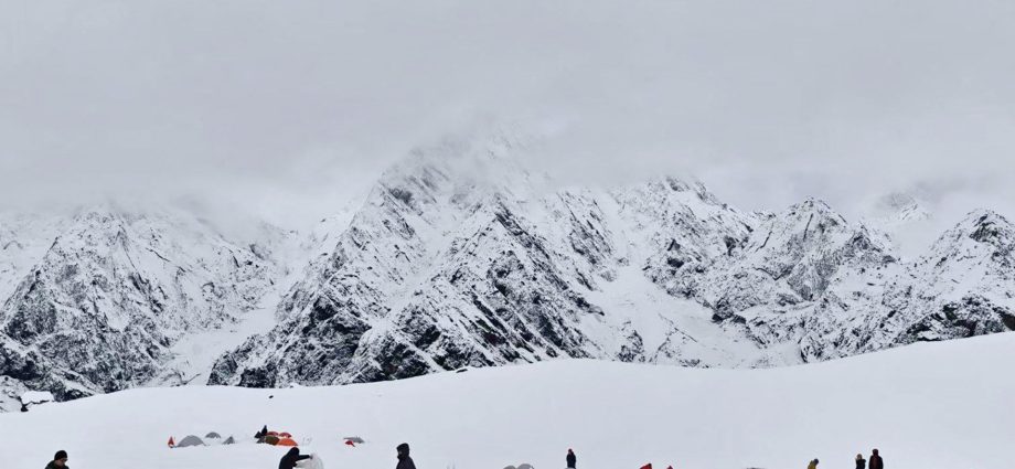 hundreds-of-everest-hikers-reach-safety-after-snowstorm-in-tibetan-valley