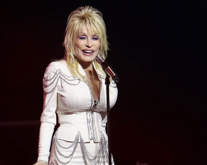 freida-parton-asks-for-prayers-as-dolly-parton-faces-health-struggles:-‘godspeed,-my-sissy-dolly.-we-all-love-you!’