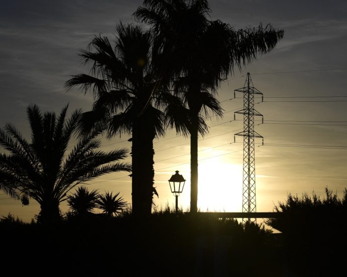 after-spain’s-blackout,-critics-blamed-renewable-energy.-it’s-part-of-a-bigger-attack