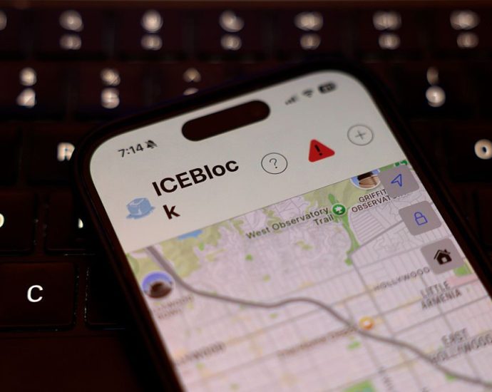 apple-took-down-these-ice-tracking-apps.-the-developers-aren’t-giving-up