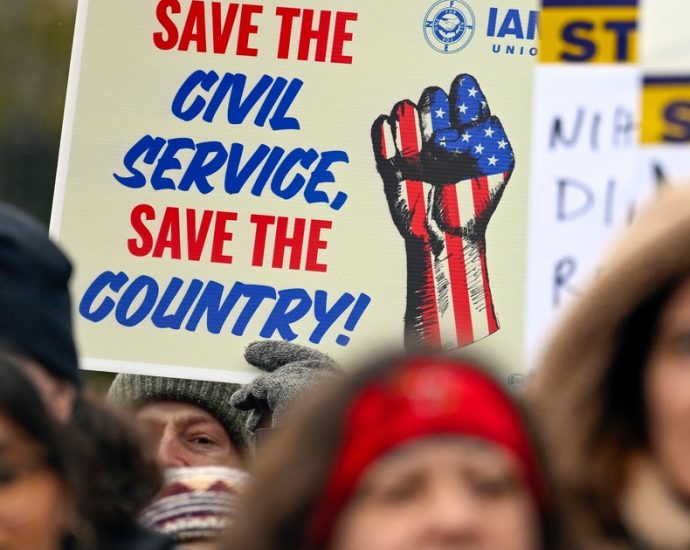 federal-workers-urge-democrats-to-hold-firm-on-government-funding