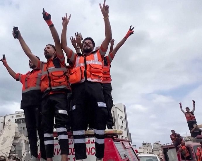 “celebration-and-sadness”:-reaction-from-gaza-as-israel-&-hamas-agree-to-first-phase-of-ceasefire-deal