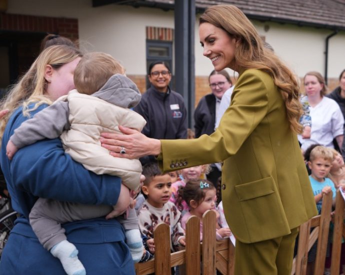 princess-of-wales-suggests-parents-should-put-down-the-phone-to-combat-social-discontent