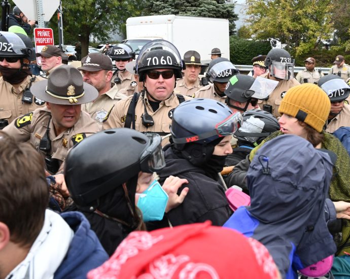 anti-ice-protesters,-police-scuffle-at-chicago-facility