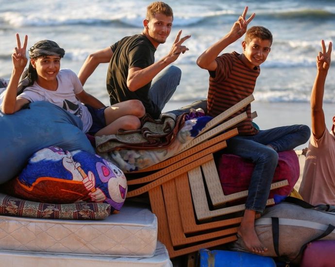 live:-palestinians-return-to-destroyed-gaza-homes-as-israel-ceases-fire