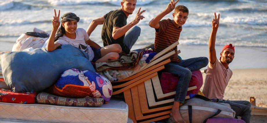 live:-palestinians-return-to-destroyed-gaza-homes-as-israel-ceases-fire
