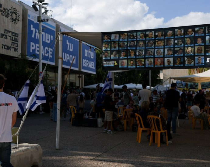 israel-expects-to-receive-all-living-captives-from-gaza-on-monday
