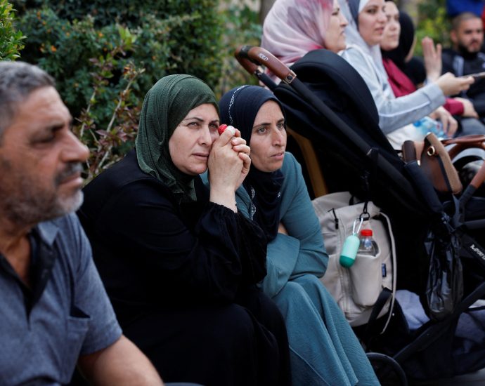 huge-crowds-in-gaza-await-released-palestinian-prisoners