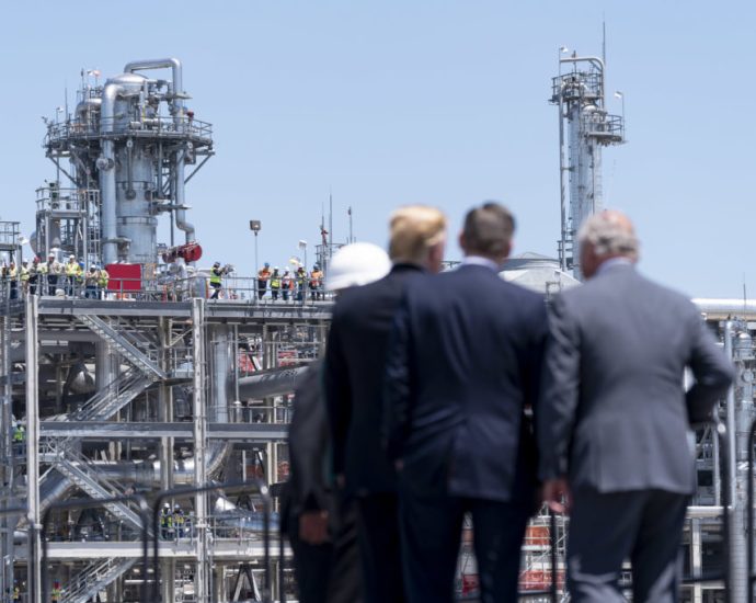 on-louisiana’s-gulf-coast,-residents-fume-as-insurers-hike-rates-and-invest-in-fossil-fuel-projects