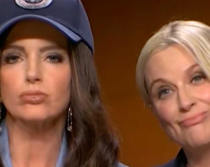 saturday-night-live:-tina-fey’s-hilarious-kristi-noem-impression-is-the-best-thing-you’ll-see-today