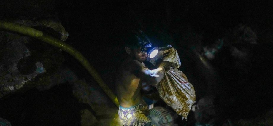 torrential-rains-collapse-venezuelan-gold-mine-killing-14