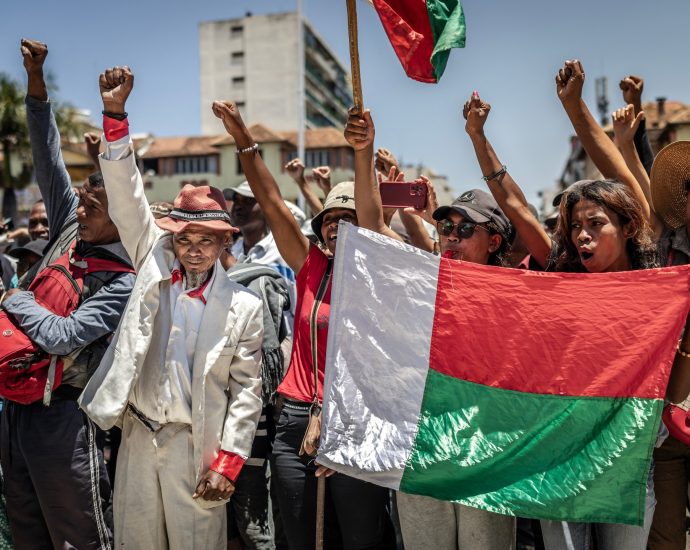 madagascar-president-dissolves-parliament-after-fleeing-army-backed-protest