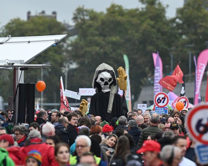 tens-of-thousands-join-national-strike-in-belgium-over-welfare-cuts