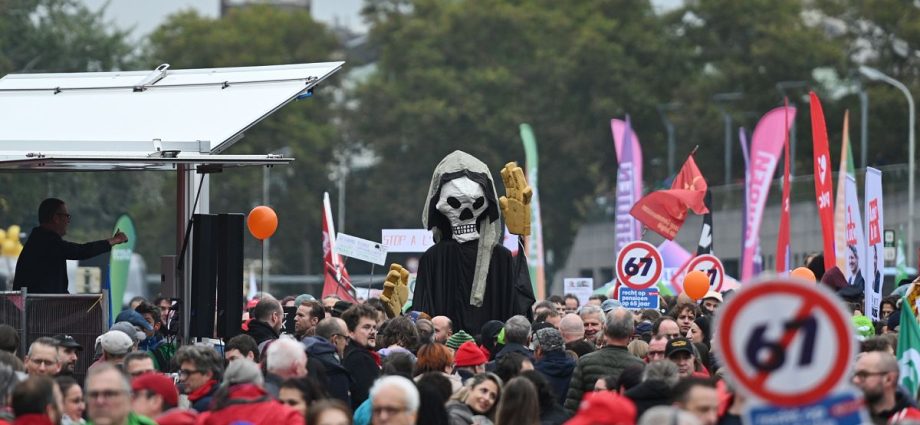 tens-of-thousands-join-national-strike-in-belgium-over-welfare-cuts