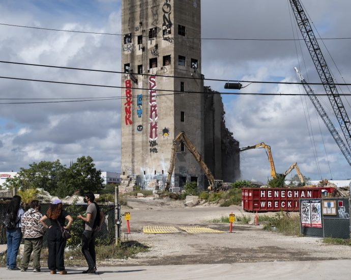 environmental-advocates-keep-eyes-on-iconic-chicago-silos-as-demolition-resumes