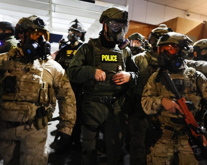 ice-agent-threatens-to-shoot-ambulance-driver-helping-protester