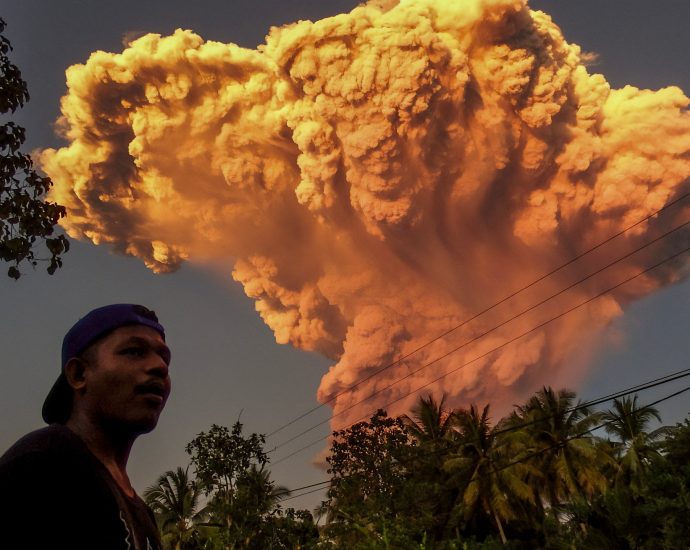 indonesia’s-mount-lewotobi-laki-laki-erupts,-sends-volcanic-ash-10km-high