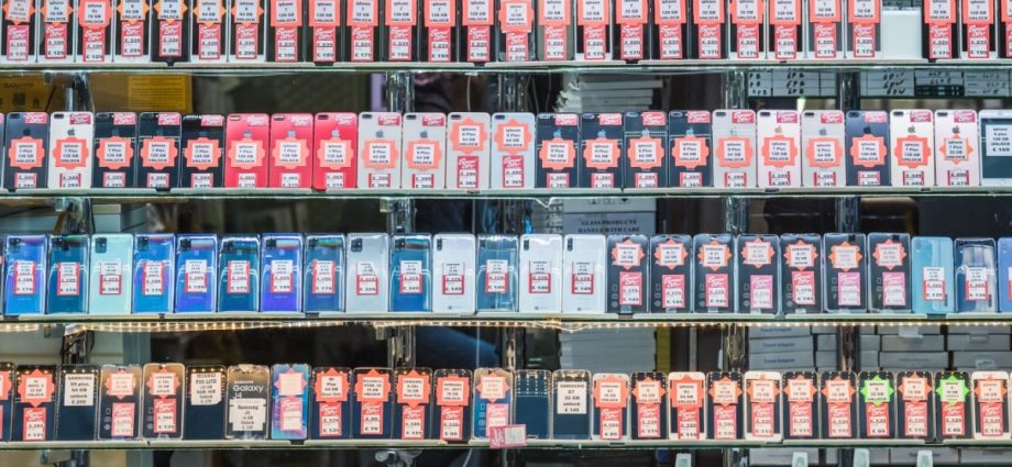 everyone-wants-a-fancy-phone-–-even-the-folk-buying-them-second-hand