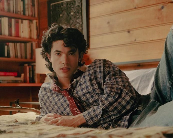 conan-gray-finds-his-spotlight-in-vevo’s-new-‘artist-portrait’-series