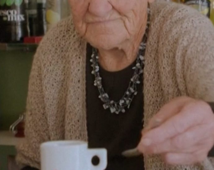 italy’s-oldest-bartender-still-serving-drinks-at-100