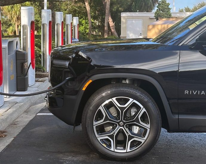 california-sets-new-quarterly-ev-sales-record,-doubles-down-on-support-for-public-charging