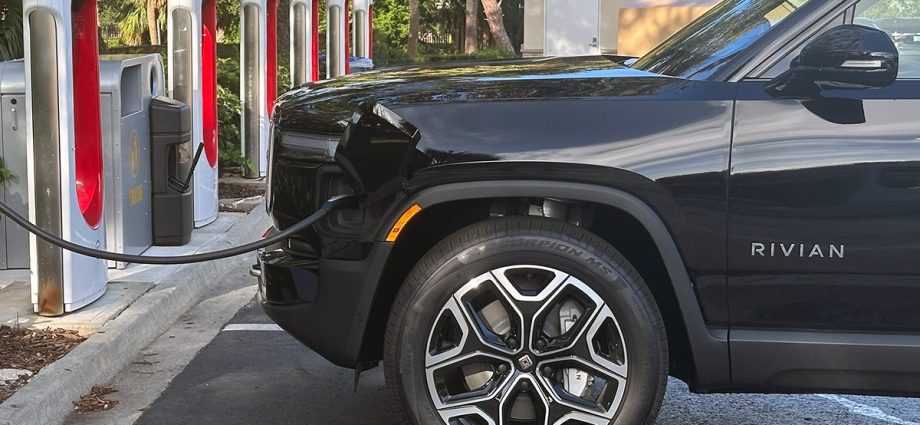 california-sets-new-quarterly-ev-sales-record,-doubles-down-on-support-for-public-charging