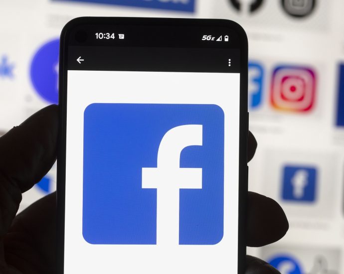 meta-removes-chicago-ice-tracking-facebook-group-after-doj-request