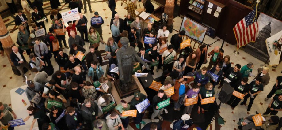 illinois-residents-urge-lawmakers-to-act-on-transit,-energy-bills