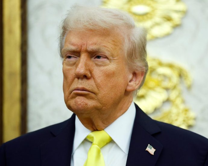 photo-shows-the-traitor-backstage-at-rally-with-republicans-in-racist-texts-scandal