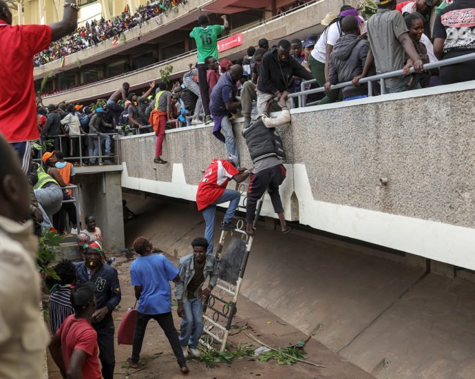 chaos-erupts-at-public-viewing-of-former-kenyan-pm-raila-odinga’s-body