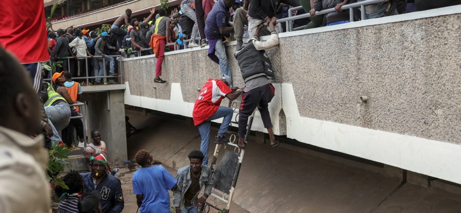chaos-erupts-at-public-viewing-of-former-kenyan-pm-raila-odinga’s-body