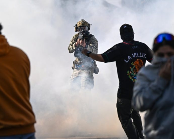 ‘startled’-judge-orders-ice-agents-in-chicago-to-wear-body-cameras-amid-more-violence