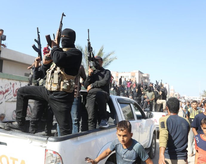 violence-between-hamas-and-gangs-flares-in-gaza,-calling-disarmament-into-question