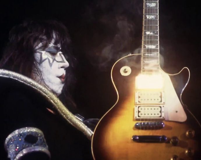 ace-frehley,-legendary-lead-guitarist-of-kiss,-dies-at-74